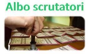 Una mano che timbra le schede elettorali su un banco