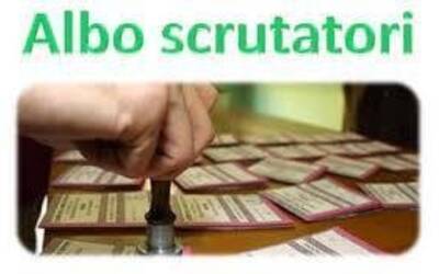 Una mano che timbra le schede elettorali su un banco
