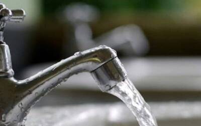 Primo piano di un rubinetto con acqua che scorre