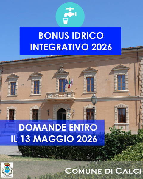 Scritta bianca e blu "Bonus idrico indicativo 2026", su sfondo foto della facciata del Comune di Calci