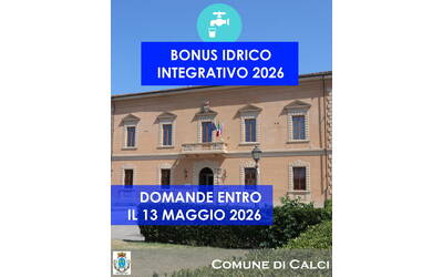 Scritta bianca e blu "Bonus idrico indicativo 2026", su sfondo foto della facciata del Comune di Calci