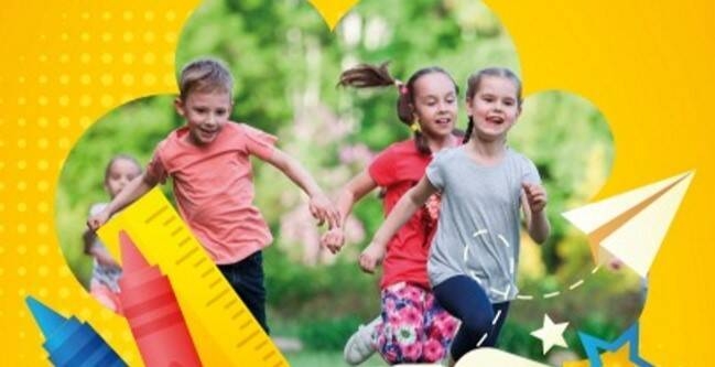 Bambini che corrono sorridenti