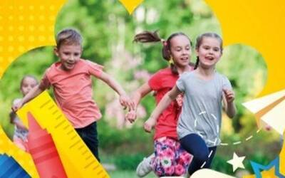 Bambini che corrono sorridenti