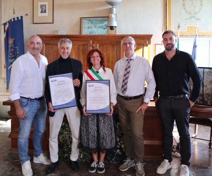 Ghimenti, Mencarelli, Ricotta, Pomelli e Della Muta con le due certificazioni incorniciate, in sala consiliare