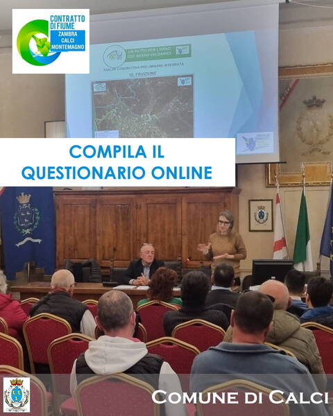 foto assemblea su contratto di fiume in sala consiliare, testo "compila il questionario online", loghi del Contratto di Fiume e del Comune di Calci