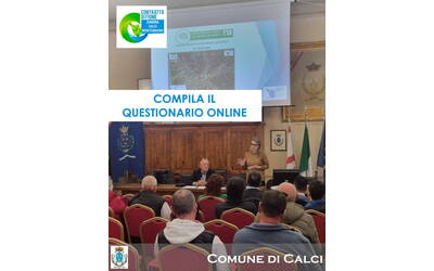 foto assemblea su contratto di fiume in sala consiliare, testo "compila il questionario online", loghi del Contratto di Fiume e del Comune di Calci
