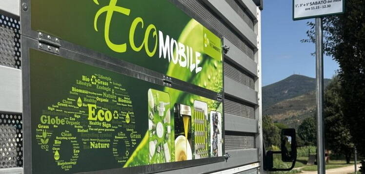 Cartellone verde del servizio Ecomobile sulla fiancata del furgoncino Geofor