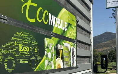 Cartellone verde del servizio Ecomobile sulla fiancata del furgoncino Geofor