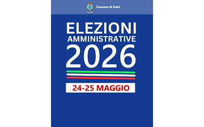 logo del Comune di Calci, testo su sfondo blu "elezioni amministrative 2026 - 24 e 25 Maggio" con grafica tricolore