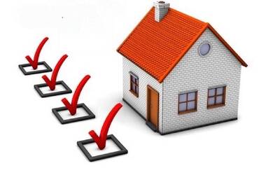 Casa bianca a mattoncini con tetto rosso