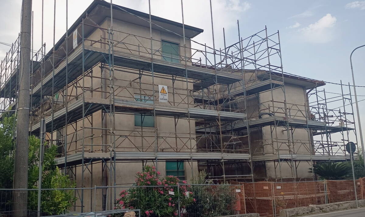 ponteggi attorno alla palazzina di via Buozzi 50