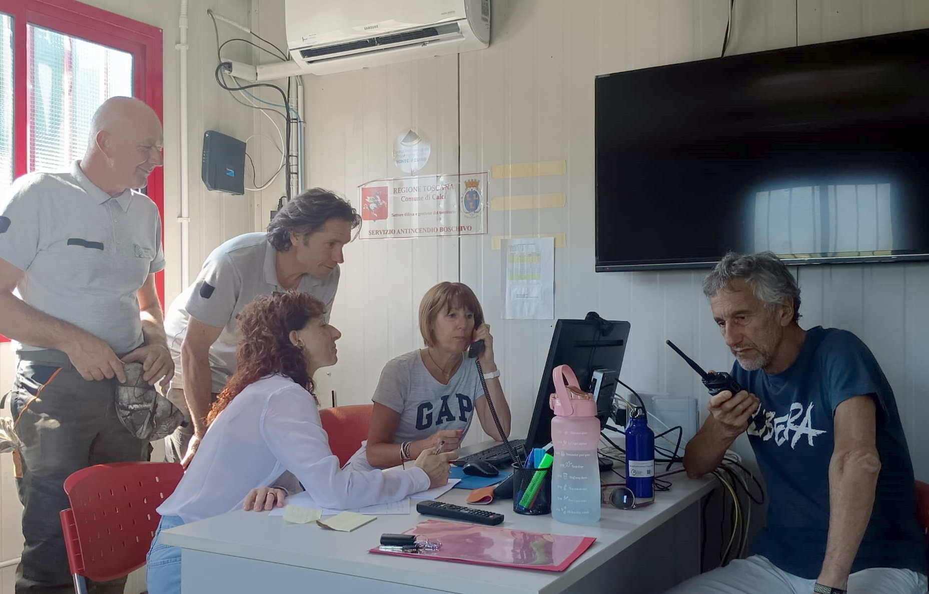 la sindaca Ricotta e l'assessore Mencarelli con personale comunale all'interno del Centro intercomunale di protezione civile