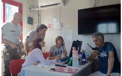 la sindaca Ricotta e l'assessore Mencarelli con personale comunale all'interno del Centro intercomunale di protezione civile