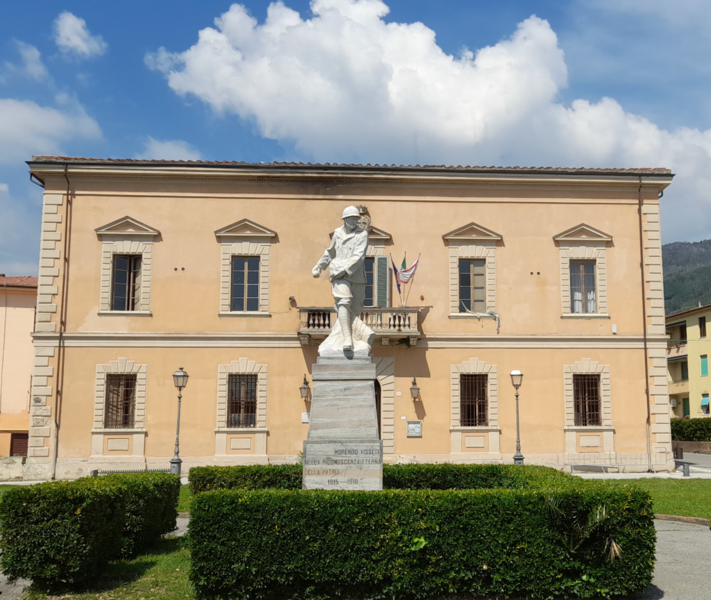 facciata del palazzo municipale di calci, in primo piano il monumento ai caduti