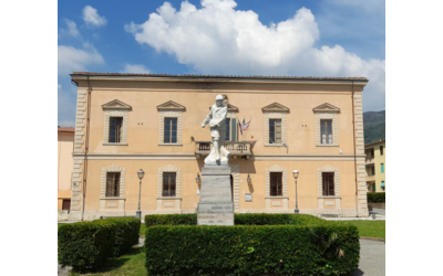 facciata del palazzo municipale di calci, in primo piano il monumento ai caduti