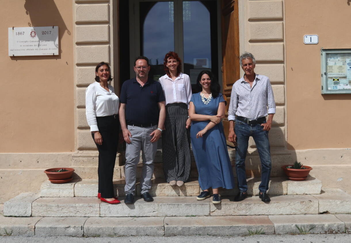 Labruzzo, Pierini, Ricotta, Marras e Mencarelli di fronte al palazzo comunale