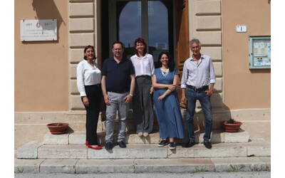 Labruzzo, Pierini, Ricotta, Marras e Mencarelli di fronte al palazzo comunale