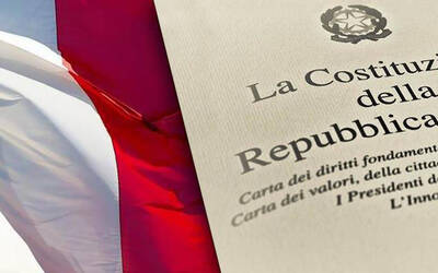 Bandiera del Tricolore Italiano e La Costituzione della Repubblica Italiana