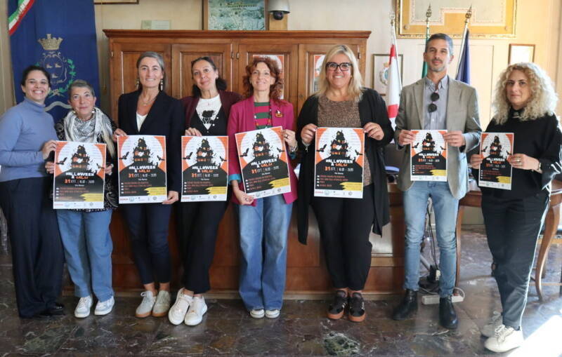 foto di gruppo in sala consiliare con i manifesti dell'iniziativa