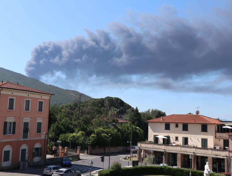 colonna di fumo nero in cielo