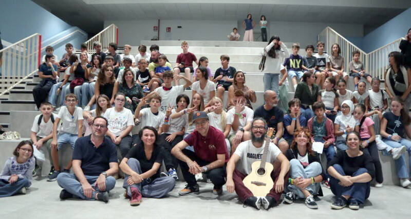 foto di gruppo nell'auditorium della scuola, amir con sindaca, assessori e ragazzi