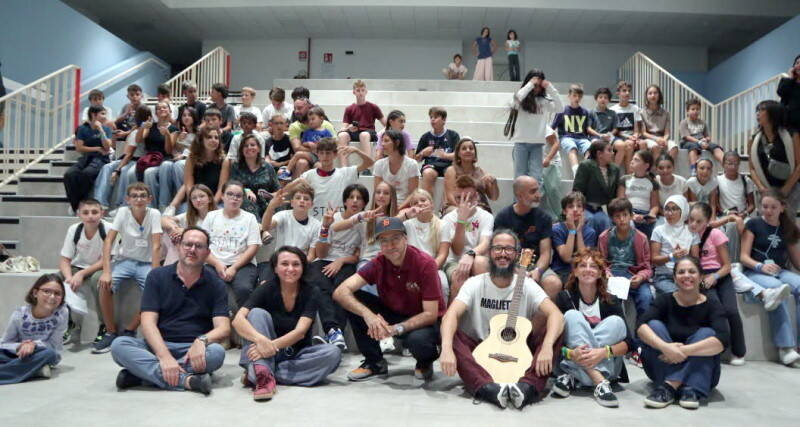 foto di gruppo nell'auditorium della scuola, amir con sindaca, assessori e ragazzi