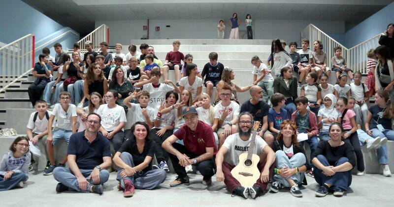 foto di gruppo nell'auditorium della scuola, amir con sindaca, assessori e ragazzi