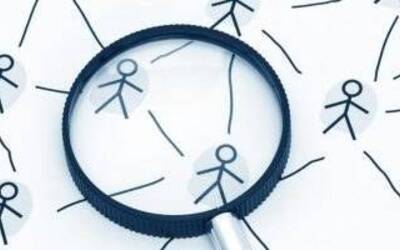 Omini stilizzati su uno sfondo bianco collegati tra loro da delle linee e una lente di ingrandimento che ne mette in evidenza alcuni