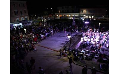 Veduta di Piazza Garibaldi a Calci durante un evento notturno con orchestra sul palco e il pubblico seduto di fronte