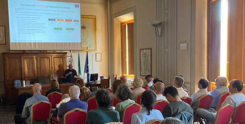 uno degli interventi in una sala consiliare gremita