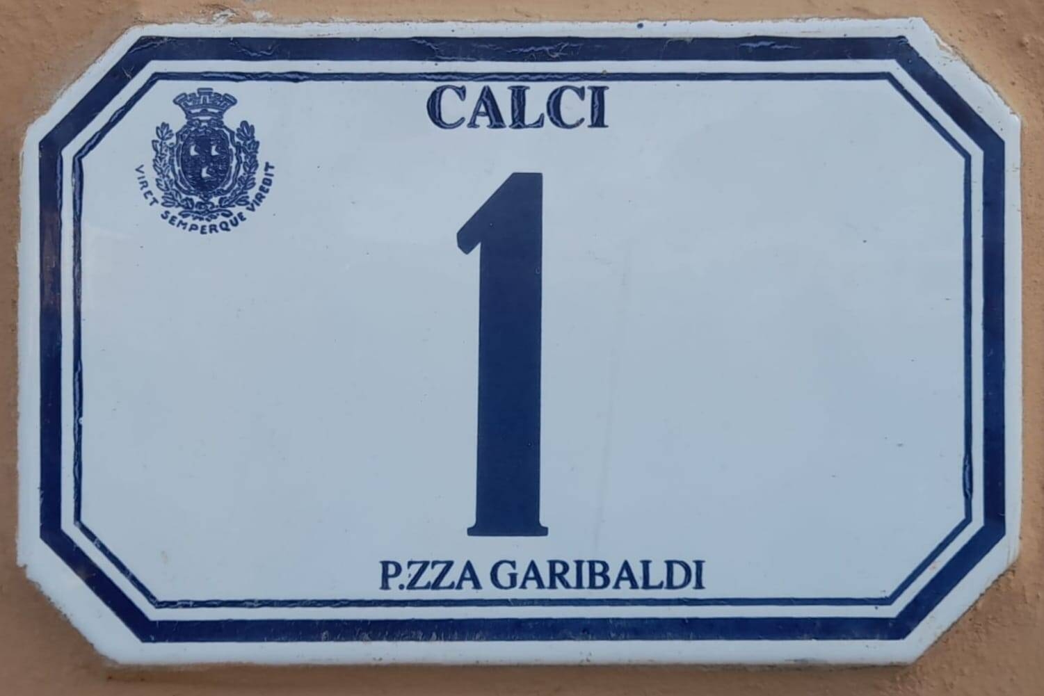 Esempio di mattonella con numero civico 1 nel Comune di Calci