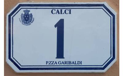 Esempio di mattonella con numero civico 1 nel Comune di Calci