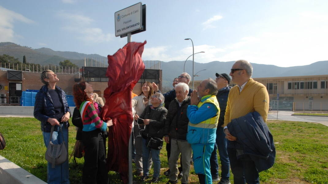 Valentina Ricotta, insieme a rappresentanti dell'associazionismo locale, scopre la targa "piazzale del volontariato"