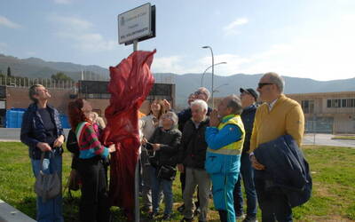 Valentina Ricotta, insieme a rappresentanti dell'associazionismo locale, scopre la targa "piazzale del volontariato"