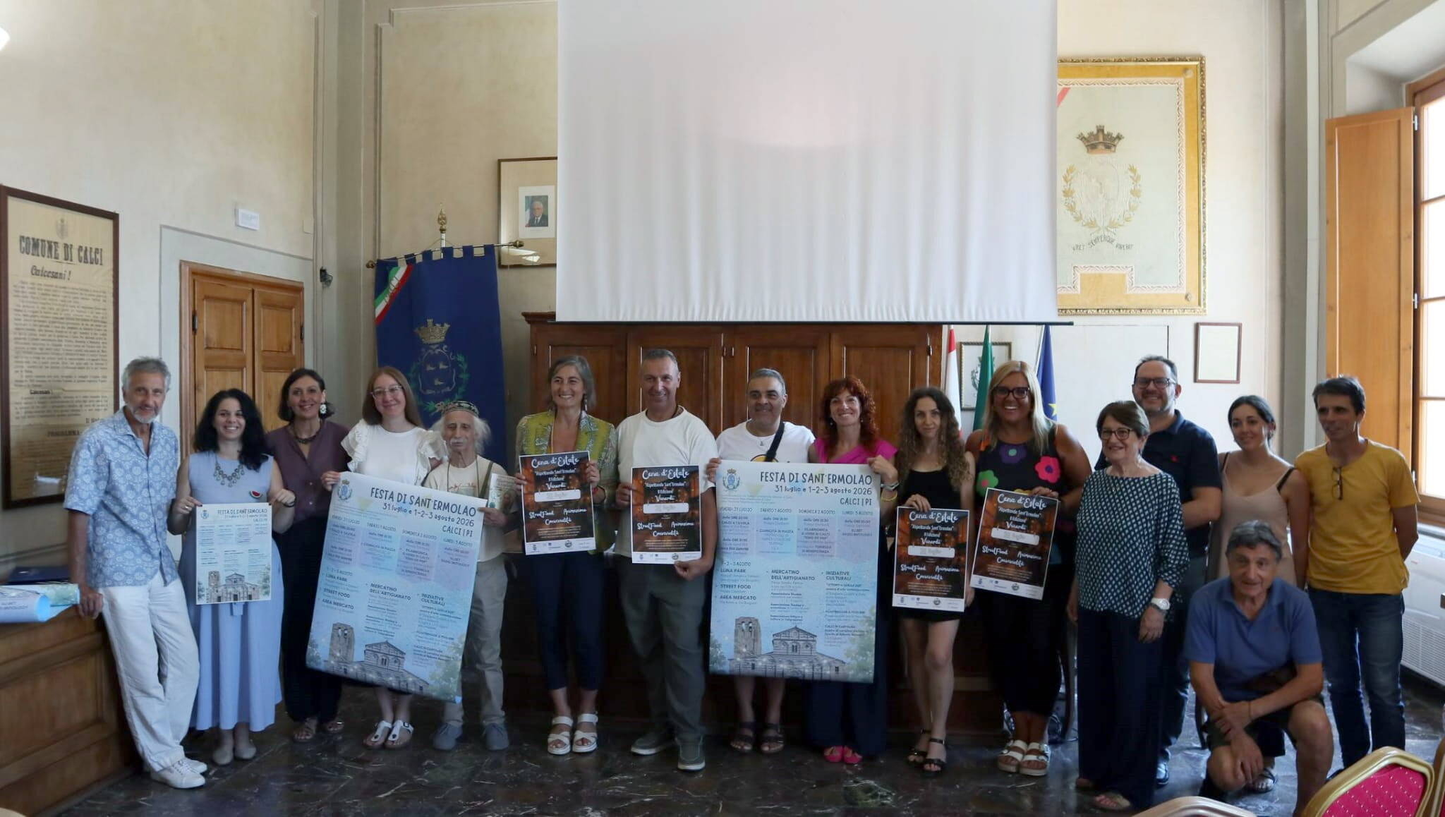 foto di gruppo in sala consiliare con i manifesti della Festa