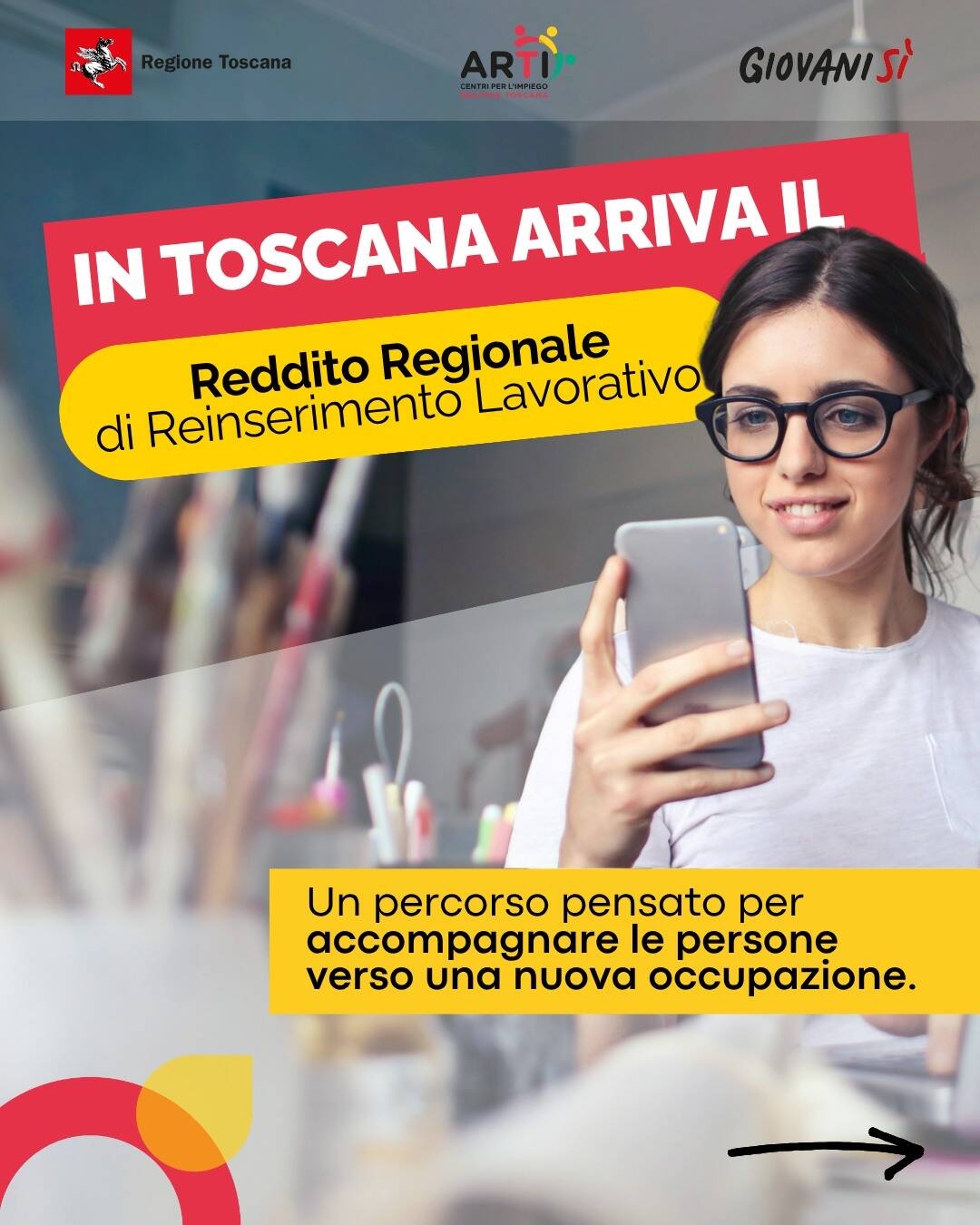 ragazza con telefono in mano, grafica gialla e rossa di promozione del RRRL prodotta da Regione Toscana
