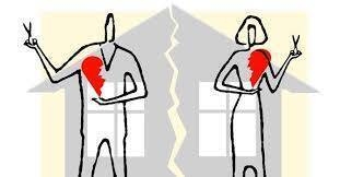 Disegno astratto di un uomo e di una donna che tengono in mano la metà di un cuore spezzato e delle forbici, sullo sfondo una casa incrinata.