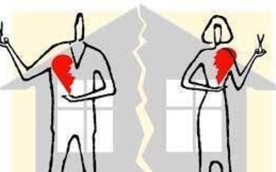 Disegno astratto di un uomo e di una donna che tengono in mano la metà di un cuore spezzato e delle forbici, sullo sfondo una casa incrinata.