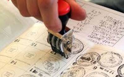 Tessera elettorale a cui viene apposto un nuovo timbro