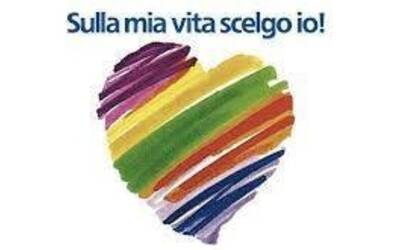 Cuore con colori arcobaleno e scritta Sulla mia vita scelgo io!