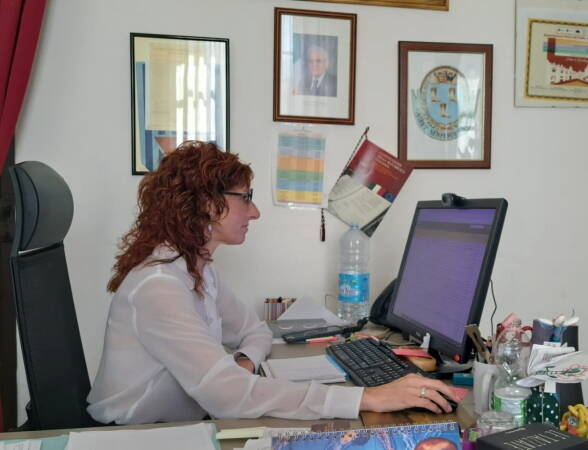 Valentina Ricotta nel suo ufficio al computer